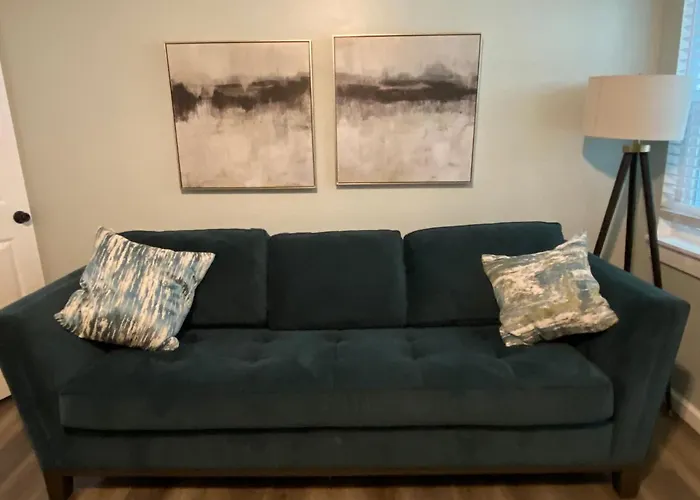 Hhi Homes- Newly Renovated Cozy Modern Pet-Friendly Villa-Ideal Location