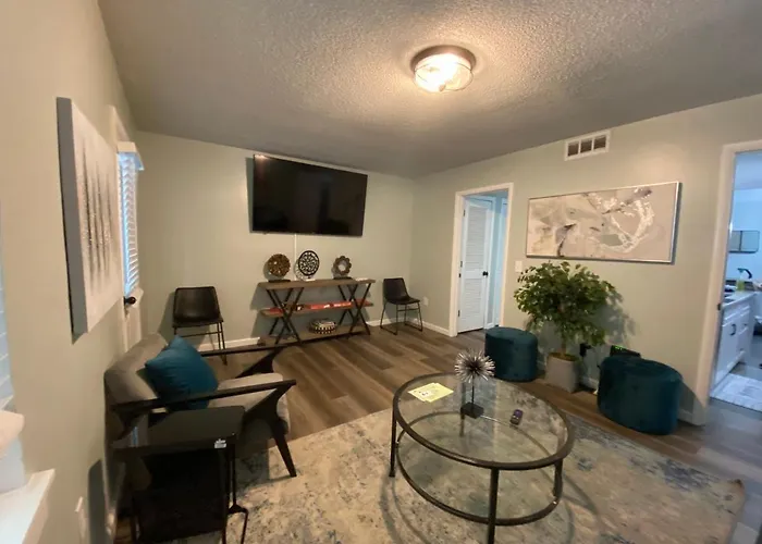 Hhi Homes- Newly Renovated Cozy Modern Pet-Friendly Villa-Ideal Location