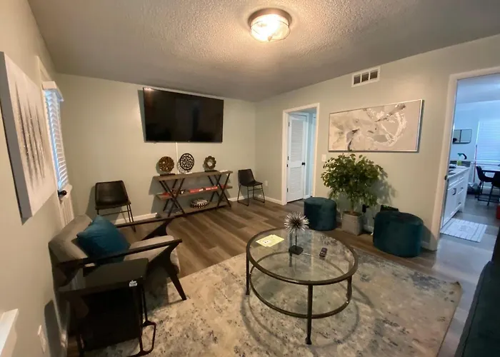 Hhi Homes- Newly Renovated Cozy Modern Pet-Friendly Villa-Ideal Location