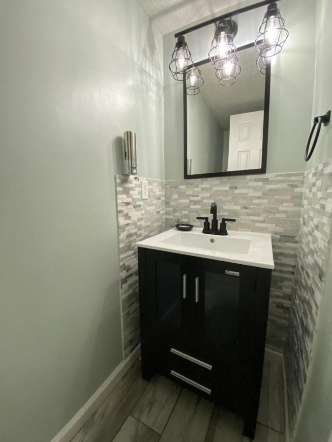 Villa Hhi Homes- Newly Renovated Cozy Modern Pet-friendly Villa-ideal Location