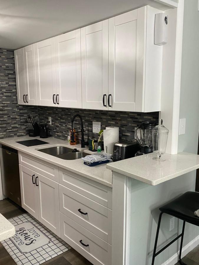 Villa Hhi Homes- Newly Renovated Cozy Modern Pet-friendly Villa-ideal Location