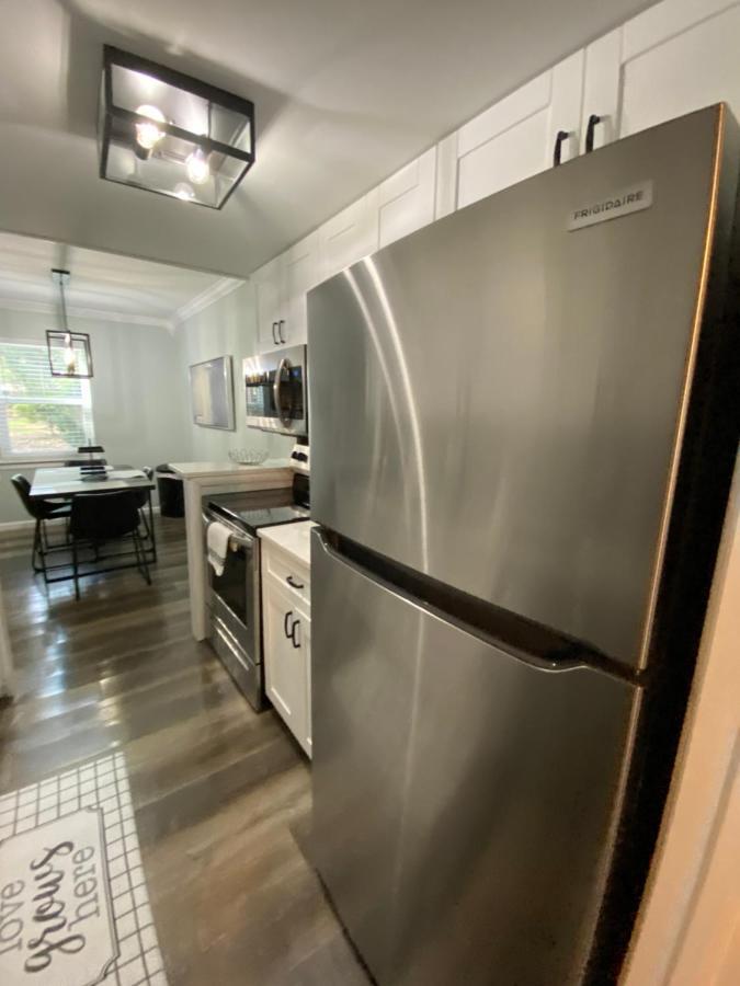 Villa Hhi Homes- Newly Renovated Cozy Modern Pet-friendly Villa-ideal Location