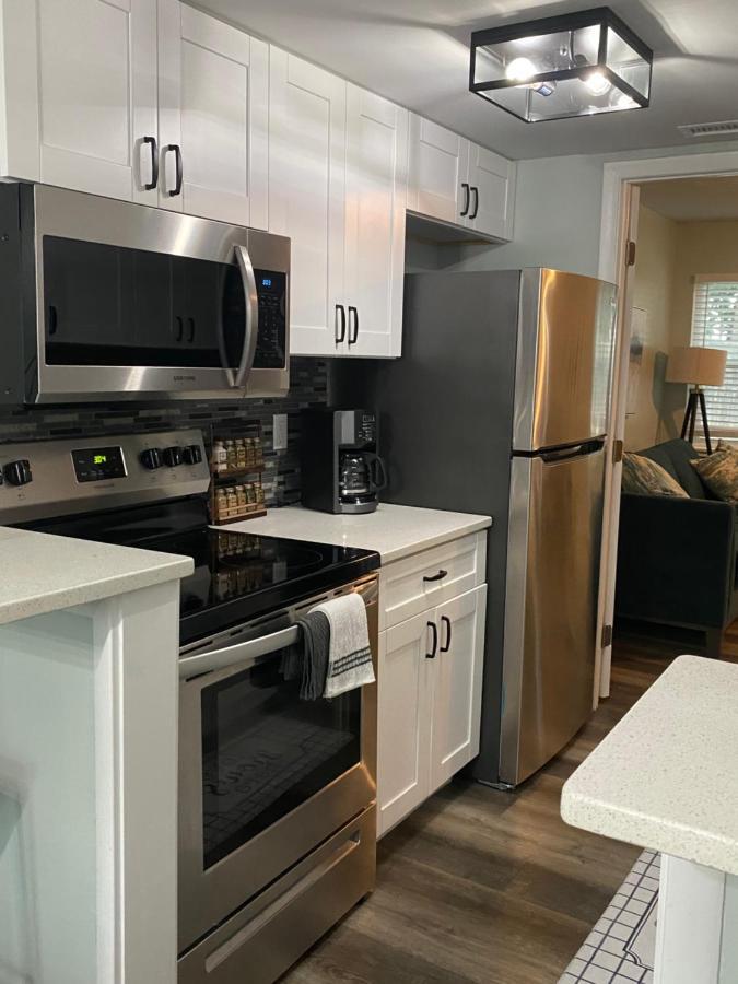 Hhi Homes- Newly Renovated Cozy Modern Pet-friendly Villa-ideal Location Villa