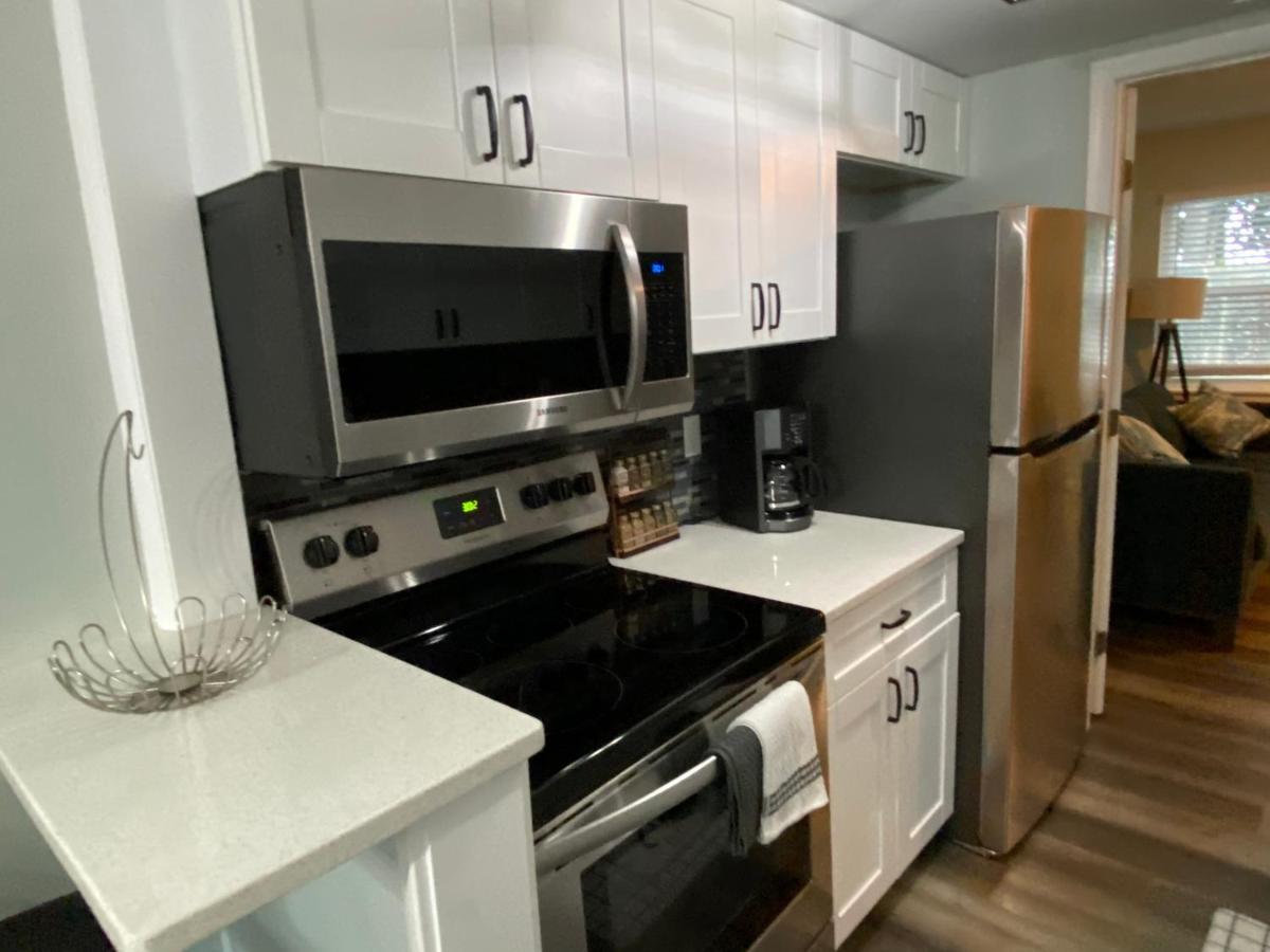 Hhi Homes- Newly Renovated Cozy Modern Pet-friendly Villa-ideal Location