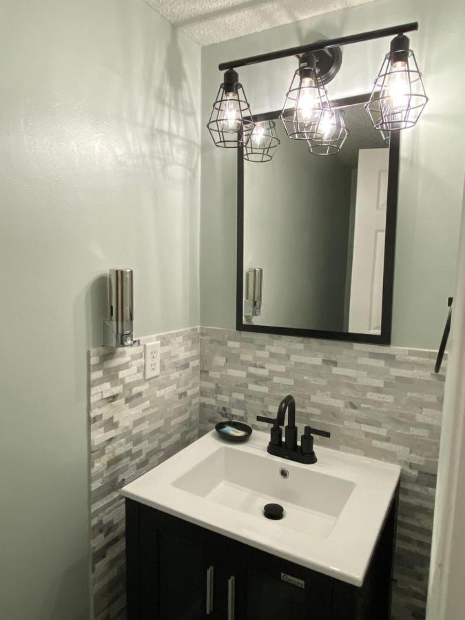 Villa Hhi Homes- Newly Renovated Cozy Modern Pet-friendly Villa-ideal Location