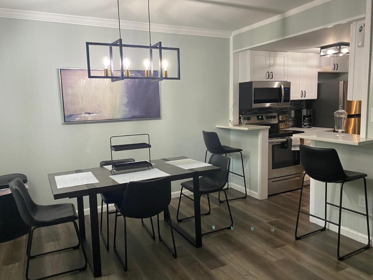 Villa Hhi Homes- Newly Renovated Cozy Modern Pet-friendly Villa-ideal Location