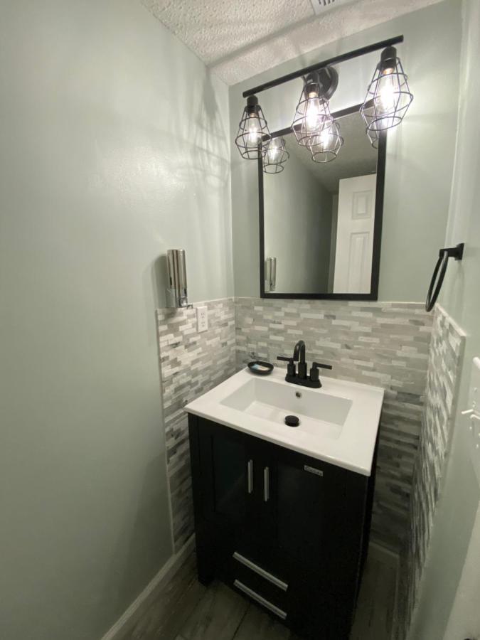 Villa Hhi Homes- Newly Renovated Cozy Modern Pet-friendly Villa-ideal Location *